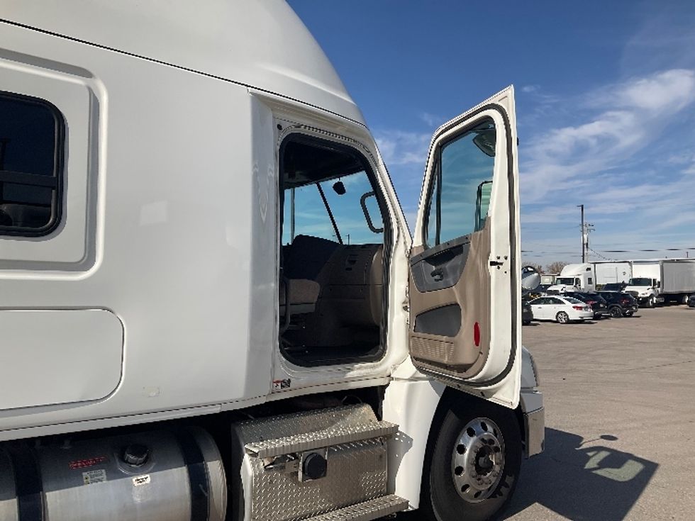 Sleeper Tractor-Heavy Duty Tractors-Freightliner-2020-Cascadia 12564ST-Piqua-OH-509,463\n\t\tmiles-$ 55,750 - Image 13