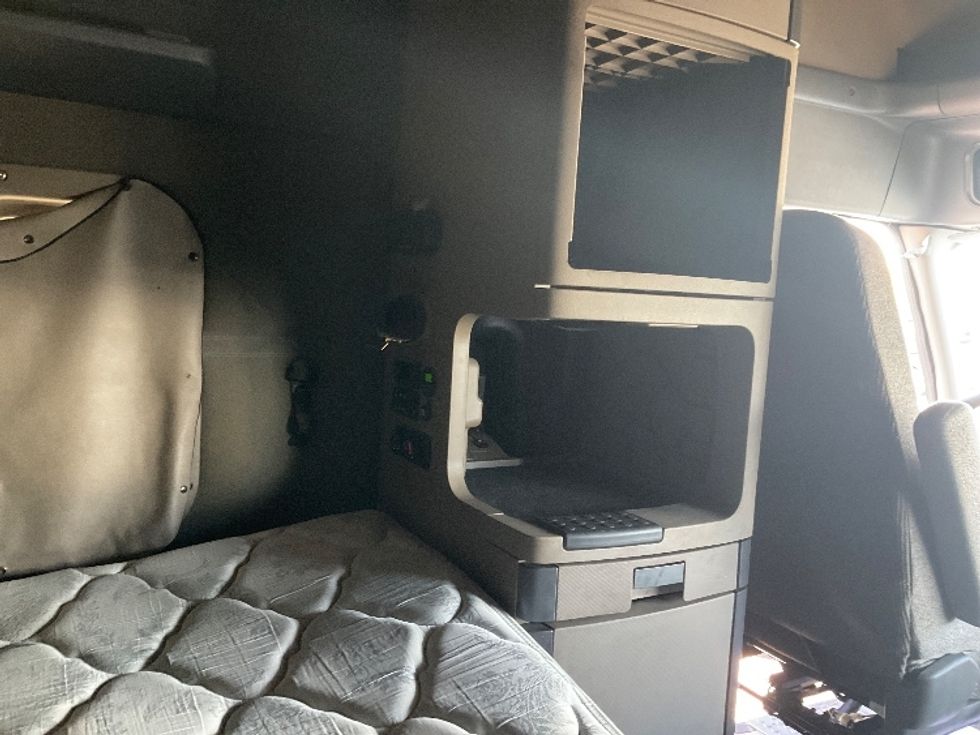 Sleeper Tractor-Heavy Duty Tractors-Freightliner-2020-Cascadia 12564ST-Piqua-OH-509,463\n\t\tmiles-$ 55,750 - Image 18