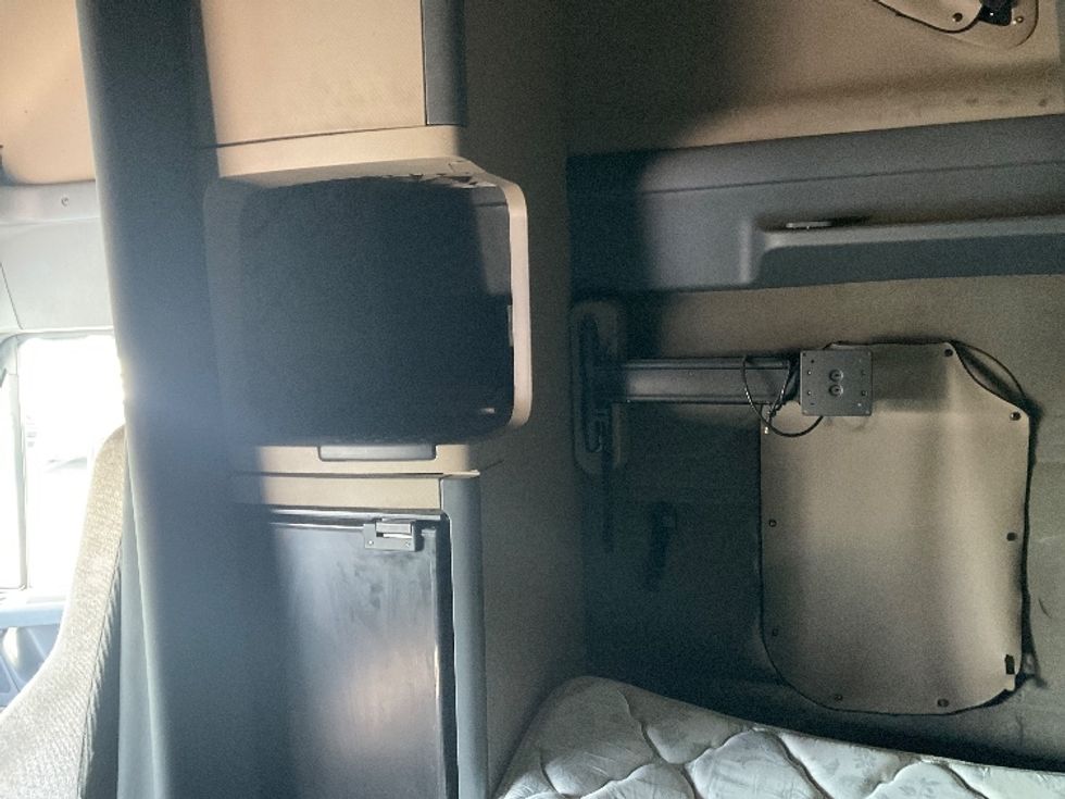 Sleeper Tractor-Heavy Duty Tractors-Freightliner-2020-Cascadia 12564ST-Piqua-OH-509,463\n\t\tmiles-$ 55,750 - Image 19