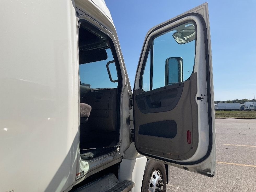 Sleeper Tractor-Heavy Duty Tractors-Freightliner-2020-Cascadia 12564ST-Piqua-OH-529,143\n\t\tmiles-$ 55,250 - Image 13