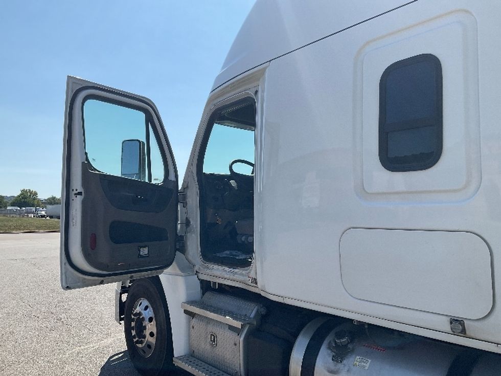 Sleeper Tractor-Heavy Duty Tractors-Freightliner-2020-Cascadia 12564ST-Piqua-OH-529,143\n\t\tmiles-$ 55,250 - Image 9
