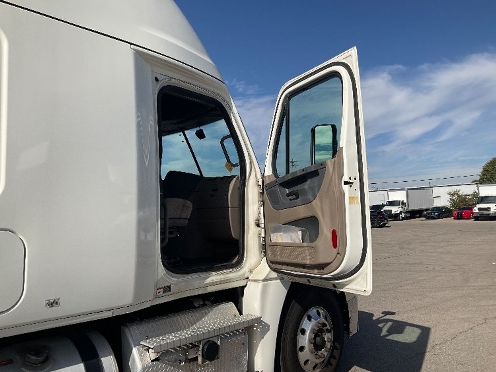 Sleeper Tractor-Heavy Duty Tractors-Freightliner-2020-Cascadia 12564ST-Piqua-OH-561,583\n\t\tmiles-$ 51,500 - Image 13