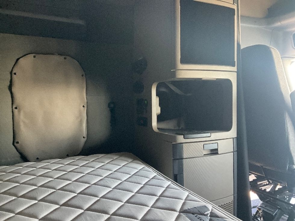 Sleeper Tractor-Heavy Duty Tractors-Freightliner-2020-Cascadia 12564ST-Piqua-OH-561,583\n\t\tmiles-$ 51,500 - Image 18