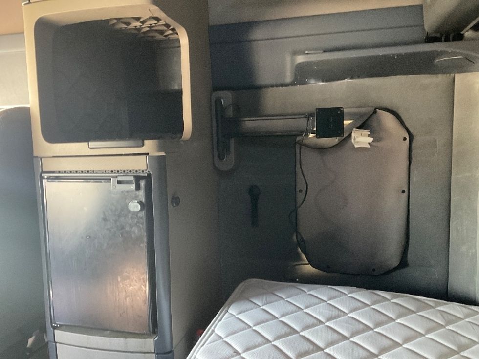 Sleeper Tractor-Heavy Duty Tractors-Freightliner-2020-Cascadia 12564ST-Piqua-OH-561,583\n\t\tmiles-$ 51,500 - Image 19