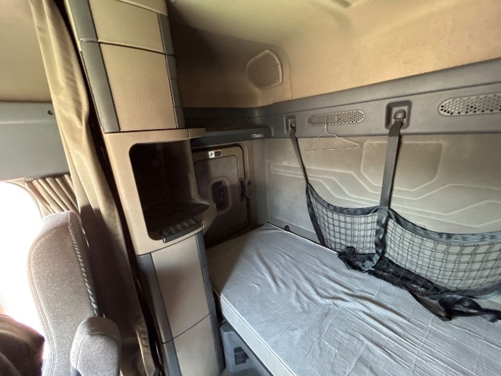 Sleeper Tractor-Heavy Duty Tractors-Freightliner-2020-Cascadia 12564ST-Piqua-OH-578,310\n\t\tmiles-$ 43,750 - Image 19