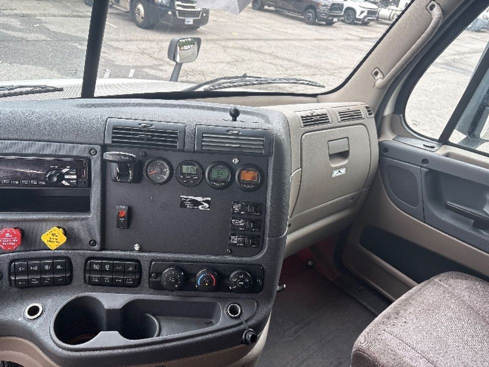 Sleeper Tractor-Heavy Duty Tractors-Freightliner-2020-Cascadia 12564ST-Prince George-VA-392,976\n\t\tmiles-$ 63,750 - Image 12