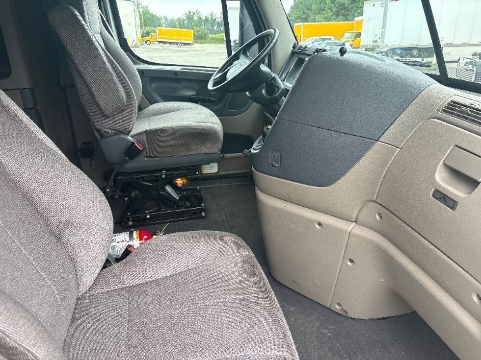 Sleeper Tractor-Heavy Duty Tractors-Freightliner-2020-Cascadia 12564ST-Prince George-VA-392,976\n\t\tmiles-$ 63,750 - Image 15