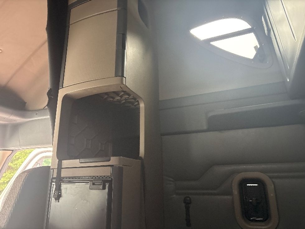 Sleeper Tractor-Heavy Duty Tractors-Freightliner-2020-Cascadia 12564ST-Prince George-VA-392,976\n\t\tmiles-$ 63,750 - Image 19