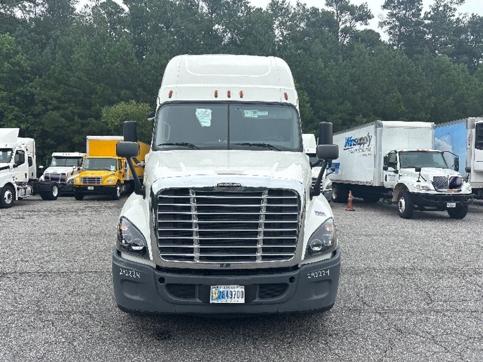Sleeper Tractor-Heavy Duty Tractors-Freightliner-2020-Cascadia 12564ST-Prince George-VA-392,976\n\t\tmiles-$ 63,750 - Image 2