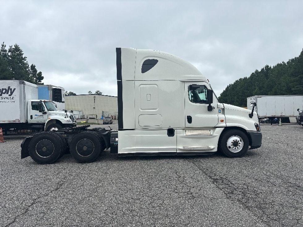 Sleeper Tractor-Heavy Duty Tractors-Freightliner-2020-Cascadia 12564ST-Prince George-VA-392,976\n\t\tmiles-$ 63,750 - Image 8