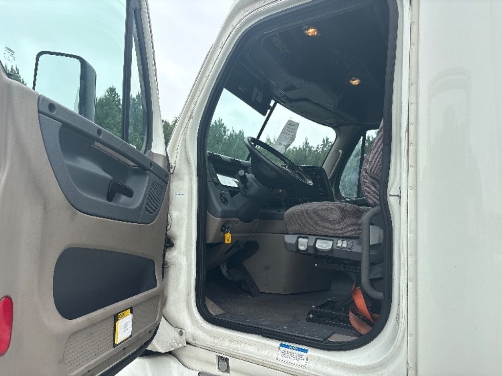 Sleeper Tractor-Heavy Duty Tractors-Freightliner-2020-Cascadia 12564ST-Prince George-VA-392,976\n\t\tmiles-$ 63,750 - Image 9