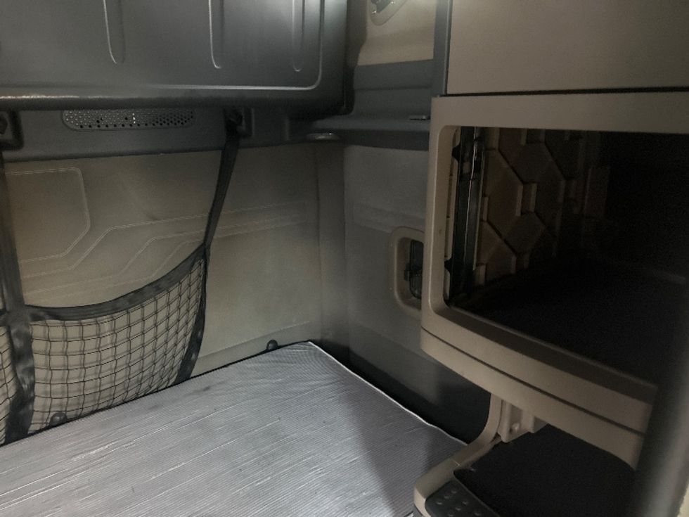 Sleeper Tractor-Heavy Duty Tractors-Freightliner-2020-Cascadia 12564ST-Sparks-NV-466,557\n\t\tmiles-$ 60,750 - Image 17