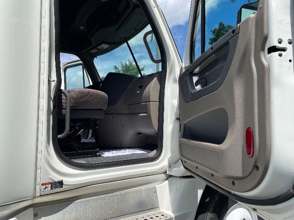 Sleeper Tractor-Heavy Duty Tractors-Freightliner-2020-Cascadia 12564ST-Spartanburg-SC-386,325\n\t\tmiles-$ 58,750 - Image 13