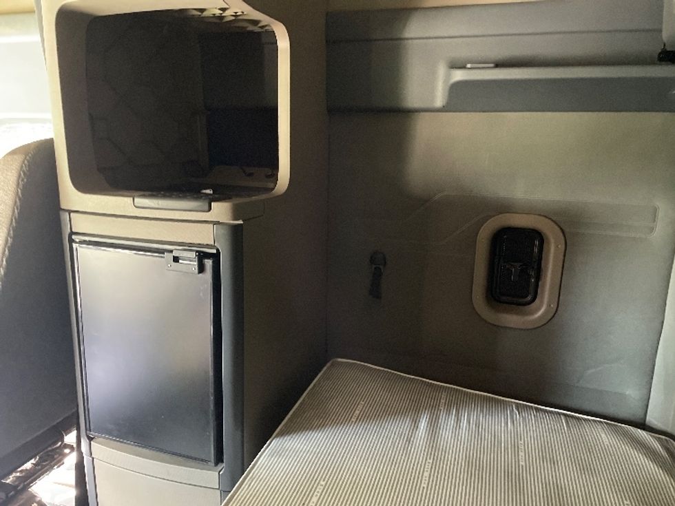 Sleeper Tractor-Heavy Duty Tractors-Freightliner-2020-Cascadia 12564ST-Spartanburg-SC-386,325\n\t\tmiles-$ 58,750 - Image 19