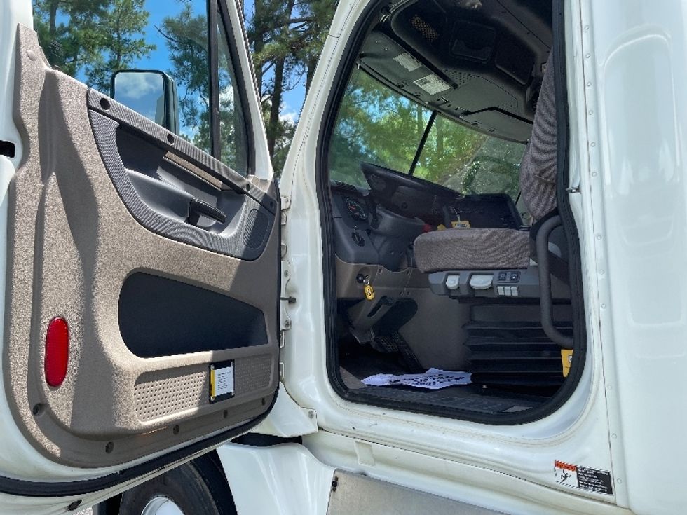 Sleeper Tractor-Heavy Duty Tractors-Freightliner-2020-Cascadia 12564ST-Spartanburg-SC-386,325\n\t\tmiles-$ 58,750 - Image 9