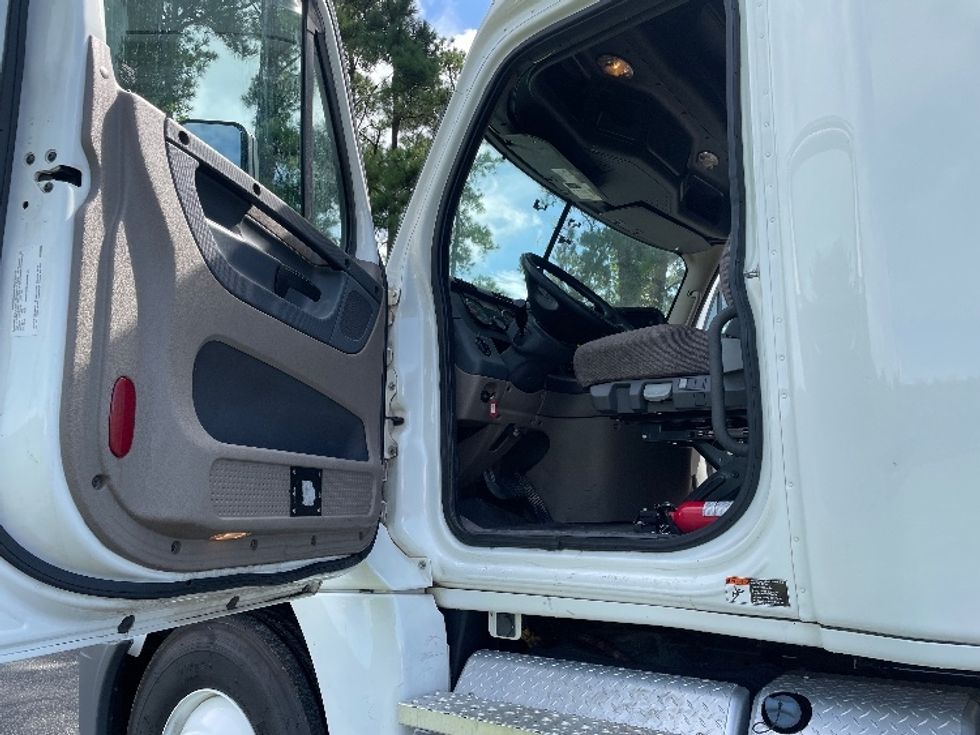 Sleeper Tractor-Heavy Duty Tractors-Freightliner-2020-Cascadia 12564ST-Spartanburg-SC-503,999\n\t\tmiles-$ 54,250 - Image 9