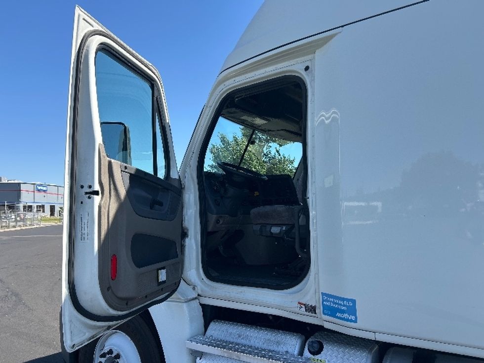 Sleeper Tractor-Heavy Duty Tractors-Freightliner-2020-Cascadia 12564ST-Stockton-CA-532,126\n\t\tmiles-$ 45,750 - Image 10