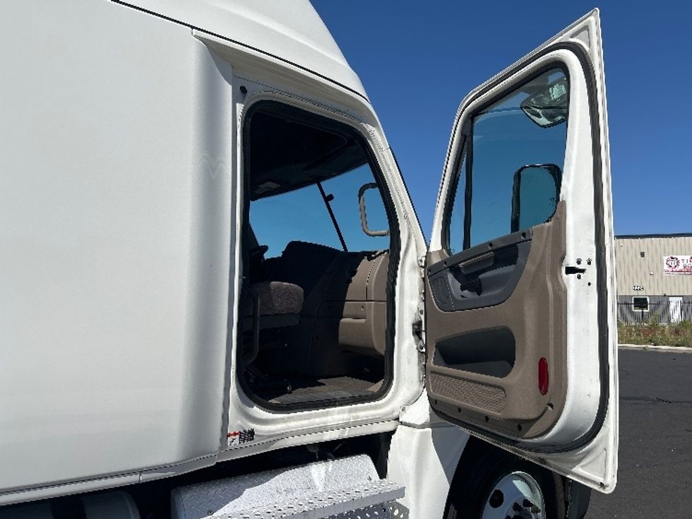 Sleeper Tractor-Heavy Duty Tractors-Freightliner-2020-Cascadia 12564ST-Stockton-CA-532,126\n\t\tmiles-$ 45,750 - Image 13