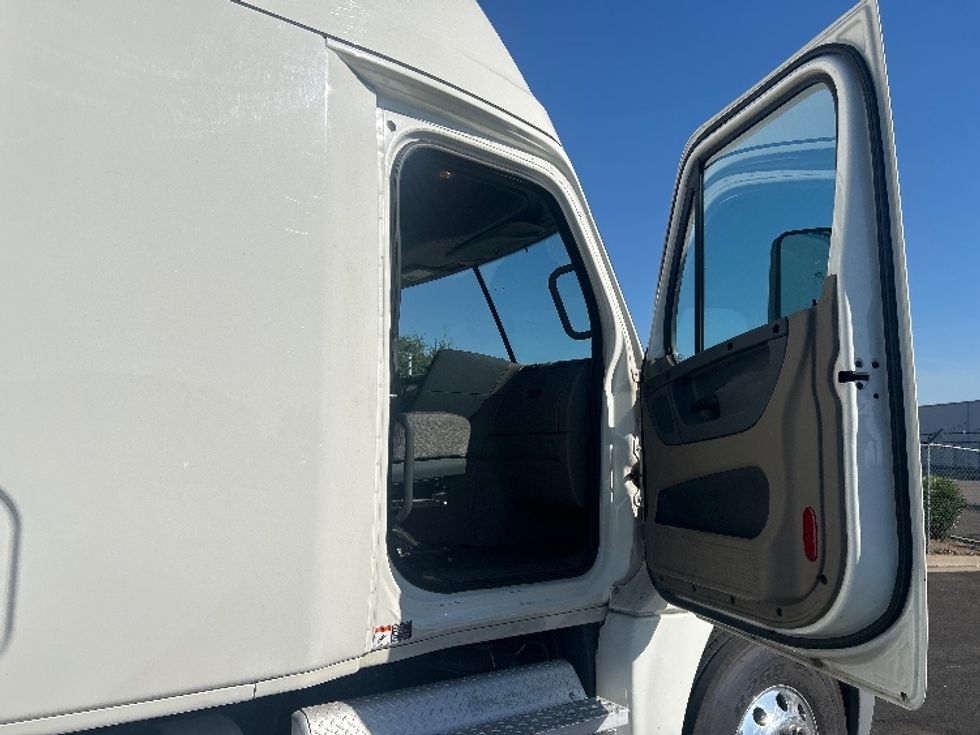 Sleeper Tractor-Heavy Duty Tractors-Freightliner-2020-Cascadia 12564ST-Stockton-CA-657,951\n\t\tmiles-$ 41,750 - Image 11