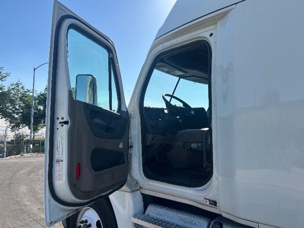 Sleeper Tractor-Heavy Duty Tractors-Freightliner-2020-Cascadia 12564ST-Stockton-CA-657,951\n\t\tmiles-$ 41,750 - Image 7