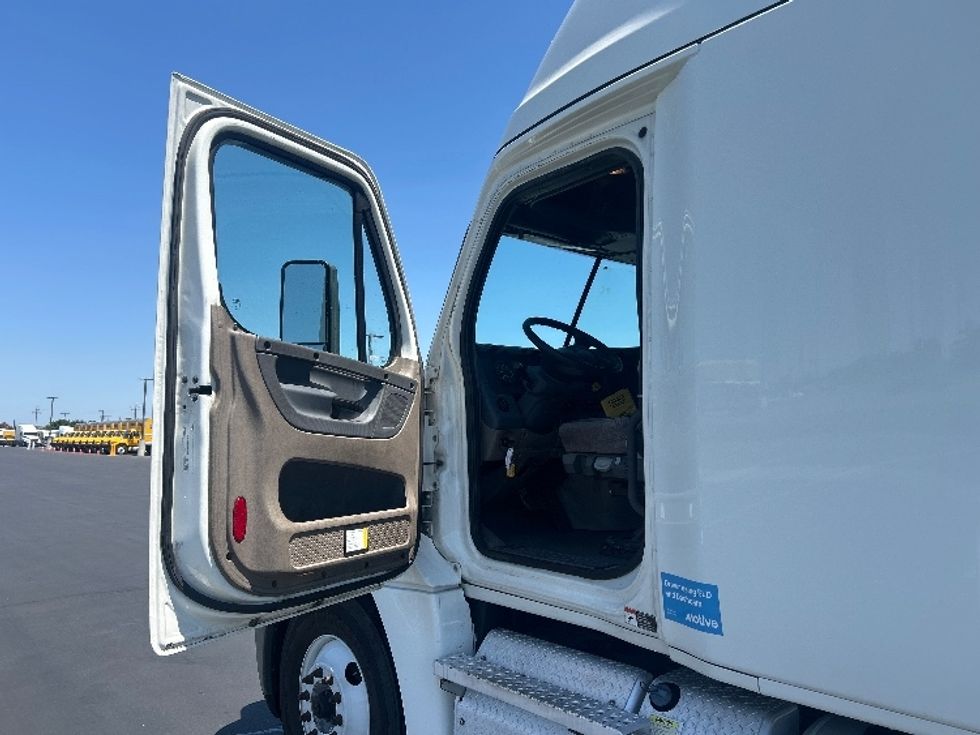 Sleeper Tractor-Heavy Duty Tractors-Freightliner-2020-Cascadia 12564ST-Stockton-CA-663,248\n\t\tmiles-$ 40,250 - Image 9
