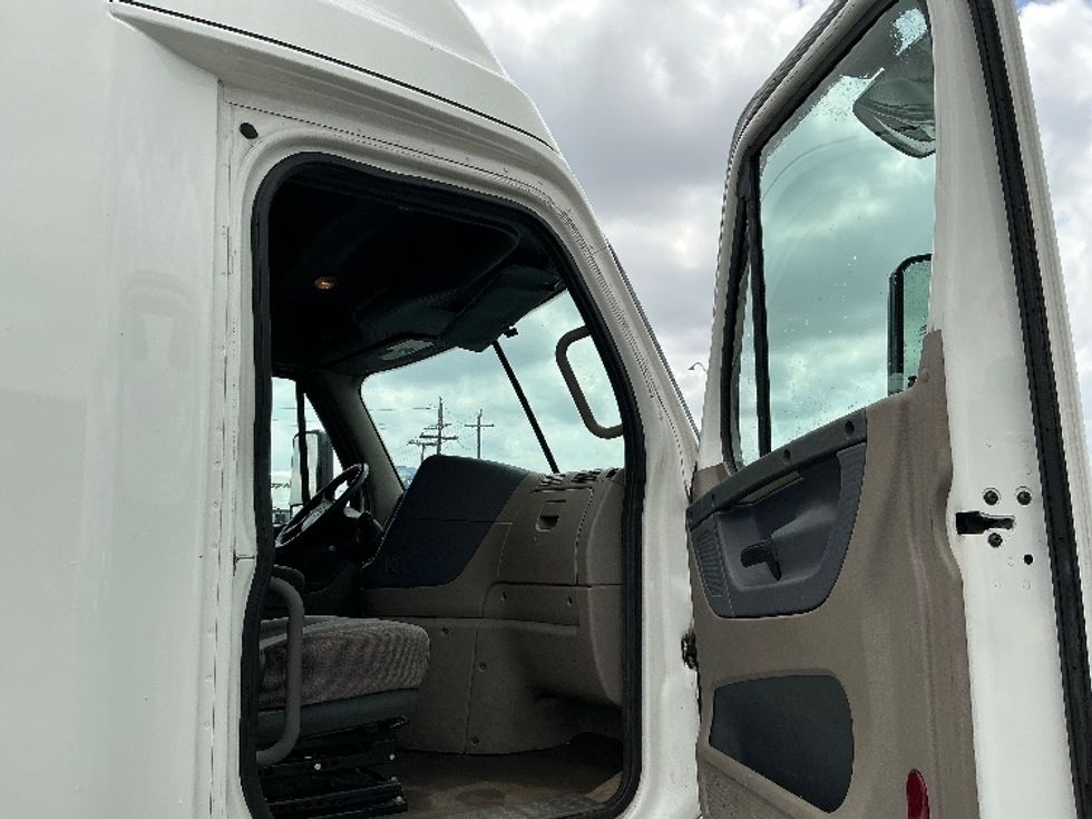 Sleeper Tractor-Heavy Duty Tractors-Freightliner-2020-Cascadia 12564ST-Stockton-CA-687,171\n\t\tmiles-$ 39,250 - Image 12