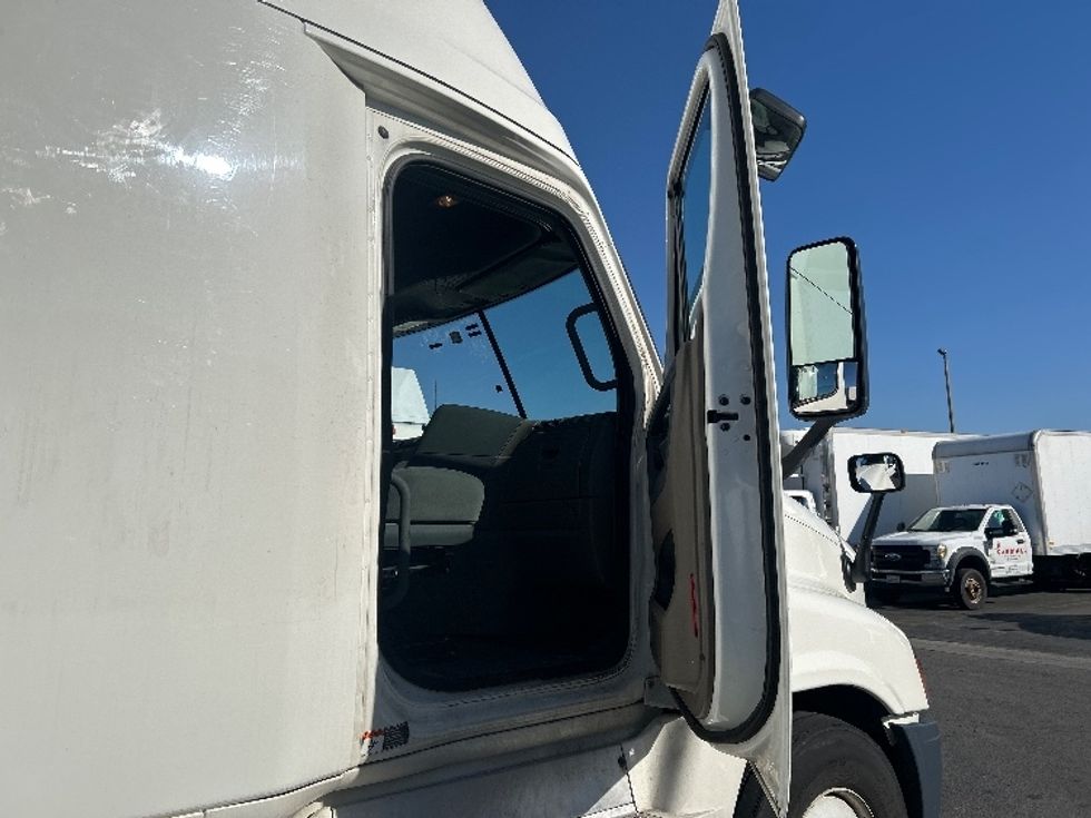 Sleeper Tractor-Heavy Duty Tractors-Freightliner-2020-Cascadia 12564ST-Torrance-CA-398,044\n\t\tmiles-$ 59,250 - Image 13