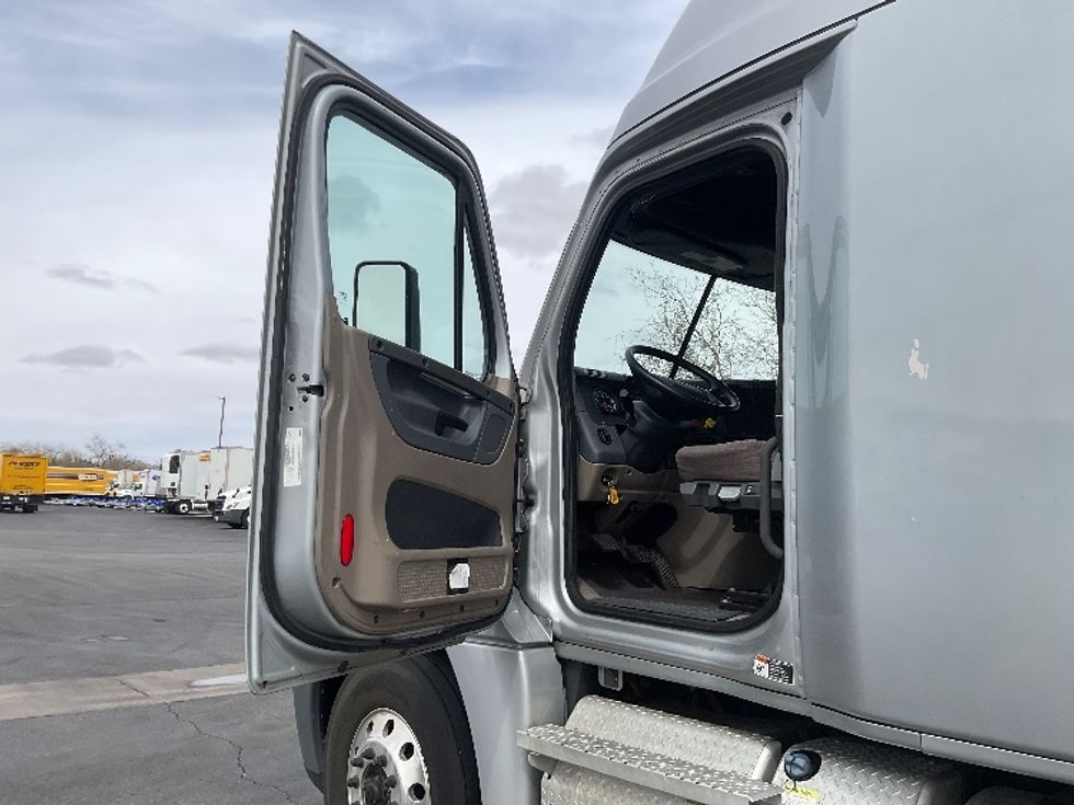 Sleeper Tractor-Heavy Duty Tractors-Freightliner-2020-Cascadia 12564ST-Tucson-AZ-599,967\n\t\tmiles-$ 48,000 - Image 9