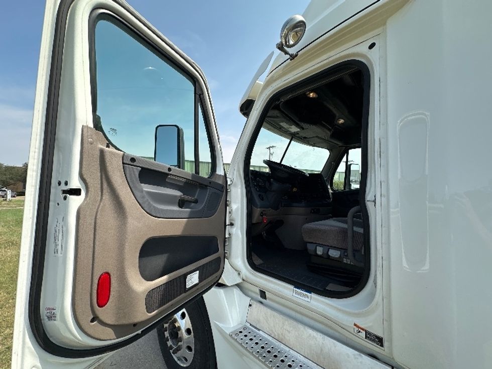 Sleeper Tractor-Heavy Duty Tractors-Freightliner-2020-Cascadia 12564ST-Waxahachie-TX-471,724\n\t\tmiles-$ 62,500 - Image 9