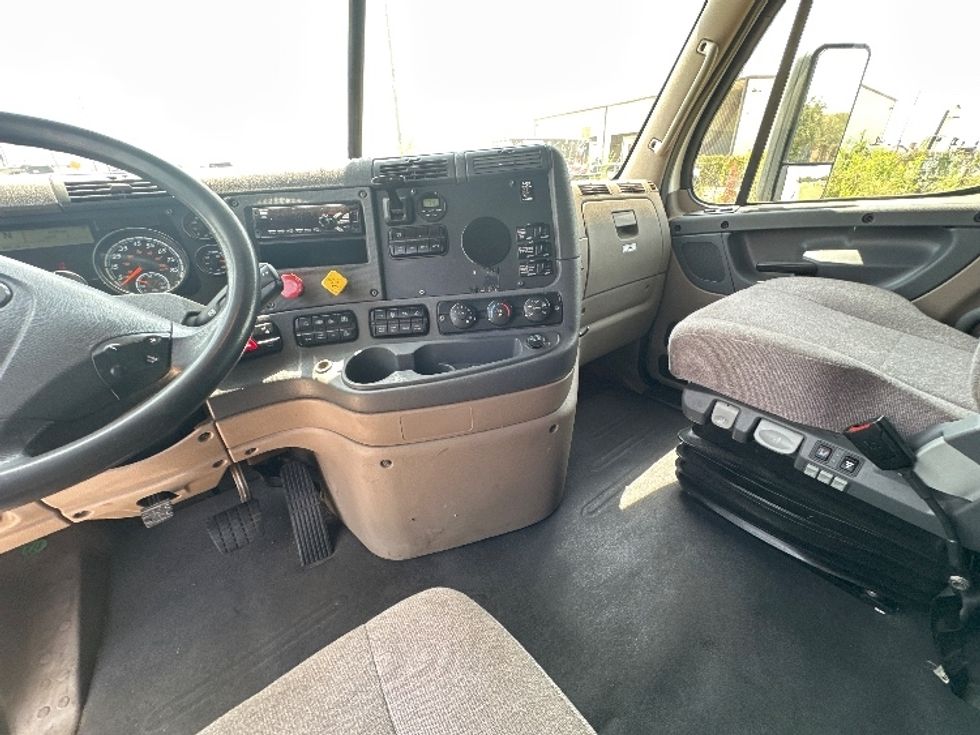 Sleeper Tractor-Heavy Duty Tractors-Freightliner-2020-Cascadia 12564ST-Waxahachie-TX-585,281\n\t\tmiles-$ 53,000 - Image 12