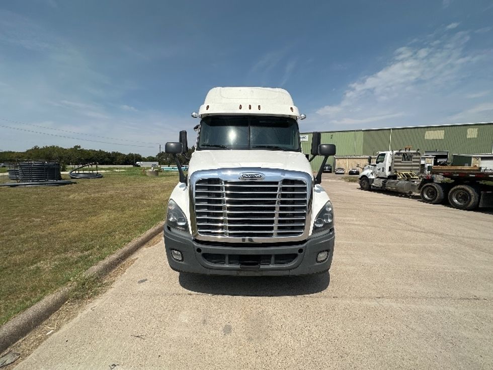 Sleeper Tractor-Heavy Duty Tractors-Freightliner-2020-Cascadia 12564ST-Waxahachie-TX-585,281\n\t\tmiles-$ 53,000 - Image 2