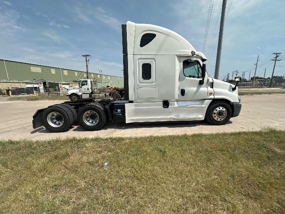 Sleeper Tractor-Heavy Duty Tractors-Freightliner-2020-Cascadia 12564ST-Waxahachie-TX-585,281\n\t\tmiles-$ 53,000 - Image 8
