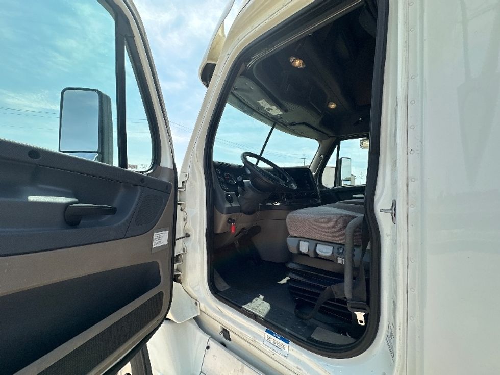 Sleeper Tractor-Heavy Duty Tractors-Freightliner-2020-Cascadia 12564ST-Waxahachie-TX-585,281\n\t\tmiles-$ 53,000 - Image 9