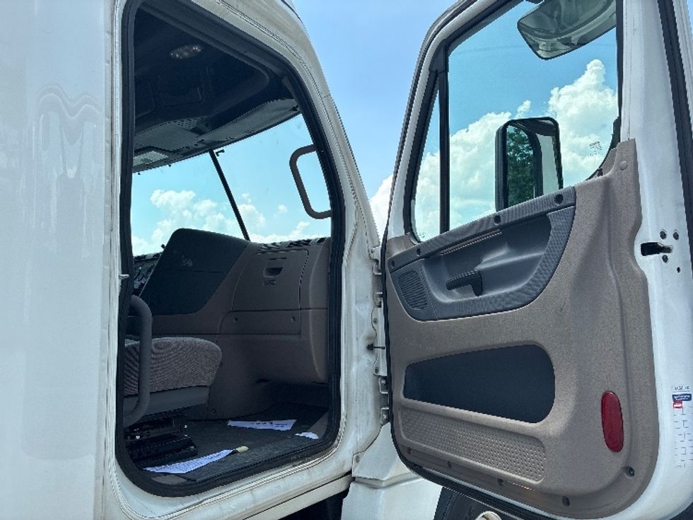 Sleeper Tractor-Heavy Duty Tractors-Freightliner-2020-Cascadia 12564ST-Wilmington-OH-504,127\n\t\tmiles-$ 53,250 - Image 13