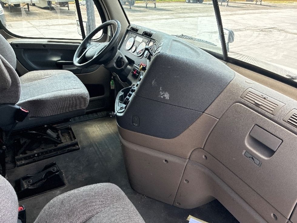 Sleeper Tractor-Heavy Duty Tractors-Freightliner-2020-Cascadia 12564ST-Wilmington-OH-504,127\n\t\tmiles-$ 53,250 - Image 15