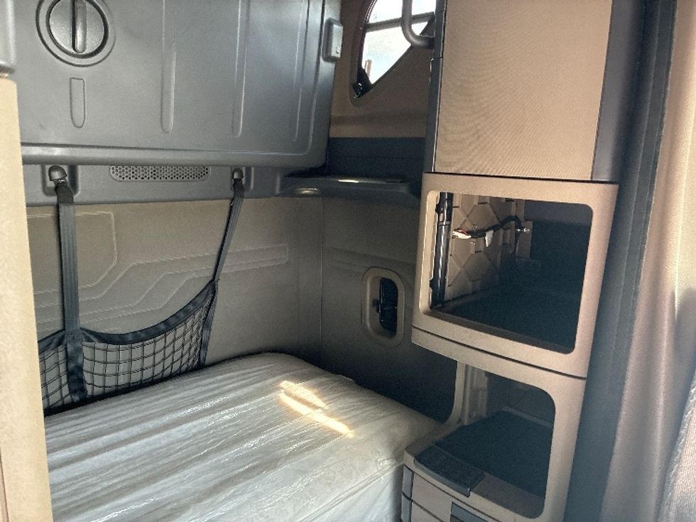 Sleeper Tractor-Heavy Duty Tractors-Freightliner-2020-Cascadia 12564ST-Wilmington-OH-504,127\n\t\tmiles-$ 53,250 - Image 18