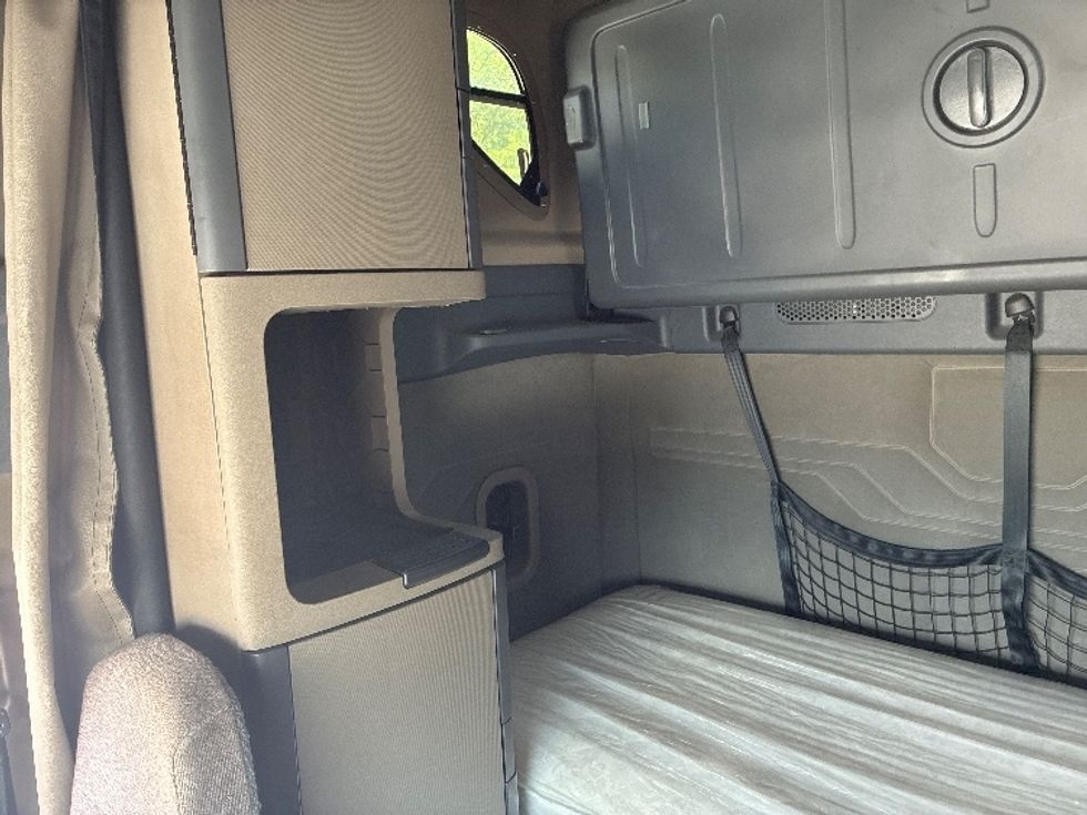 Sleeper Tractor-Heavy Duty Tractors-Freightliner-2020-Cascadia 12564ST-Wilmington-OH-504,127\n\t\tmiles-$ 53,250 - Image 19