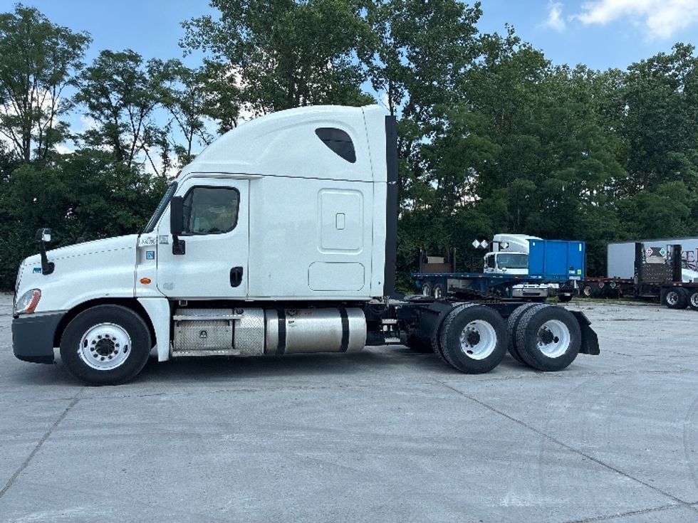 Sleeper Tractor-Heavy Duty Tractors-Freightliner-2020-Cascadia 12564ST-Wilmington-OH-504,127\n\t\tmiles-$ 53,250 - Image 4