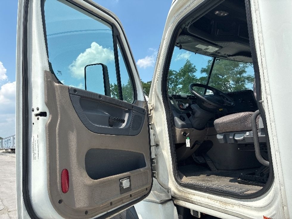 Sleeper Tractor-Heavy Duty Tractors-Freightliner-2020-Cascadia 12564ST-Wilmington-OH-504,127\n\t\tmiles-$ 53,250 - Image 9