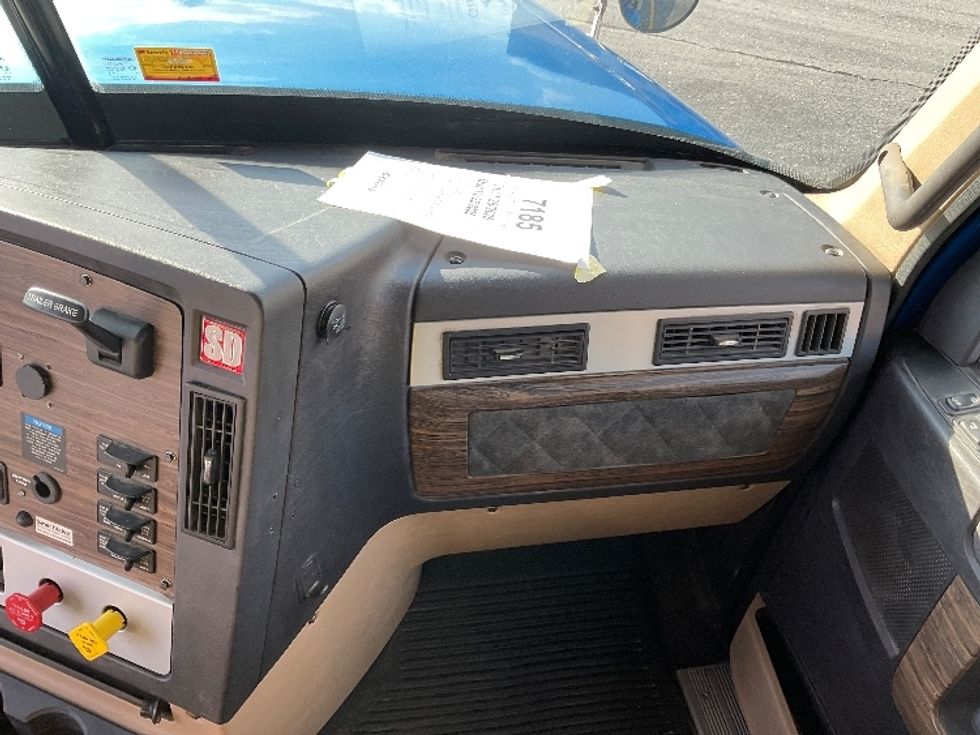 Sleeper Tractor-Heavy Duty Tractors-Freightliner-2020-D12264SD-Akron-OH-225,186\n\t\tmiles-$ 88,750 - Image 13