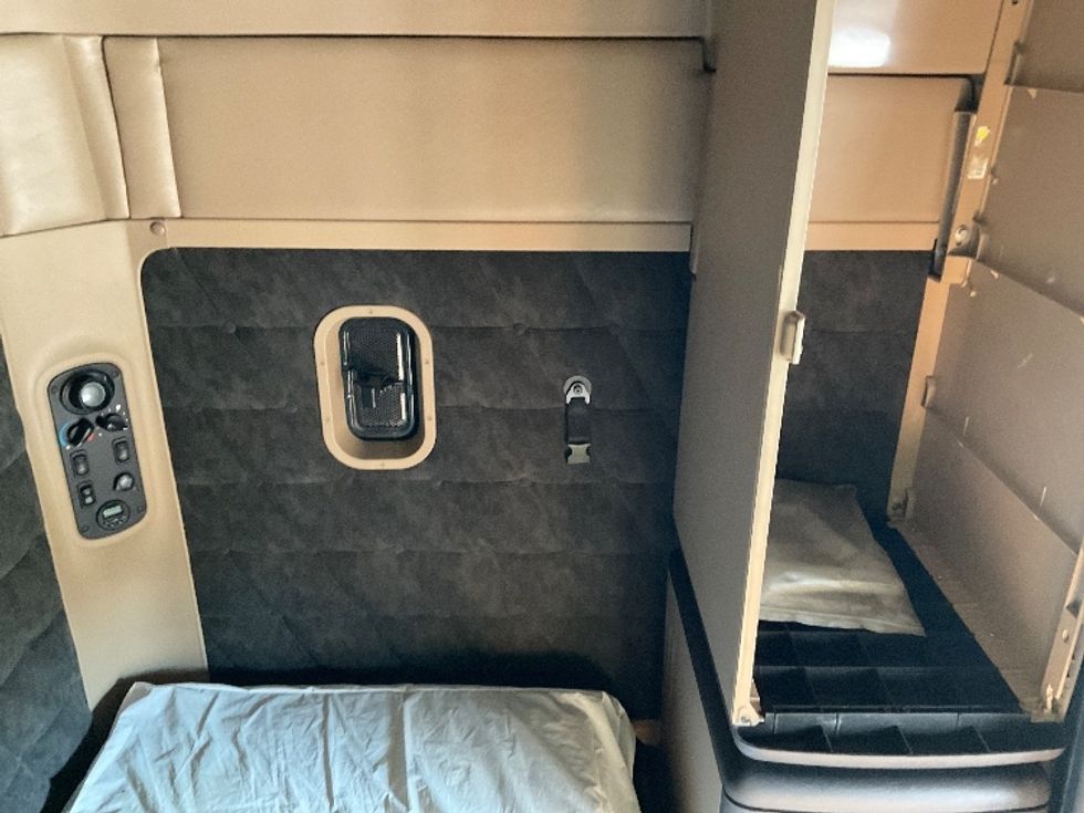 Sleeper Tractor-Heavy Duty Tractors-Freightliner-2020-D12264SD-Akron-OH-225,186\n\t\tmiles-$ 88,750 - Image 16