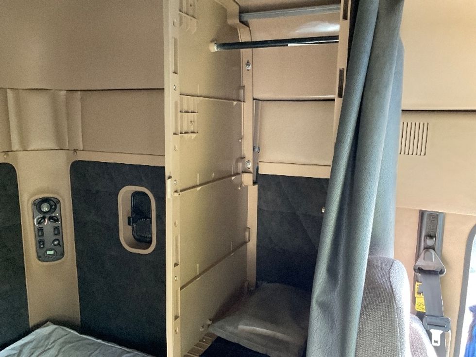 Sleeper Tractor-Heavy Duty Tractors-Freightliner-2020-D12264SD-Akron-OH-225,186\n\t\tmiles-$ 88,750 - Image 17