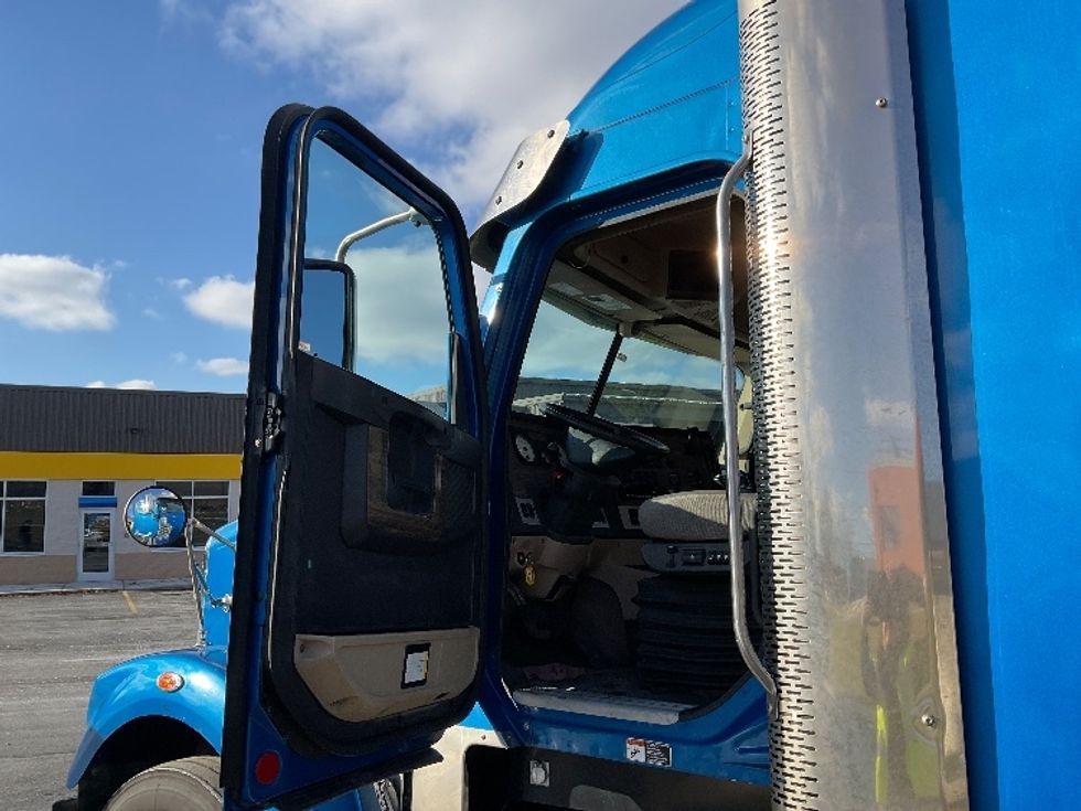 Sleeper Tractor-Heavy Duty Tractors-Freightliner-2020-D12264SD-Akron-OH-225,186\n\t\tmiles-$ 88,750 - Image 7