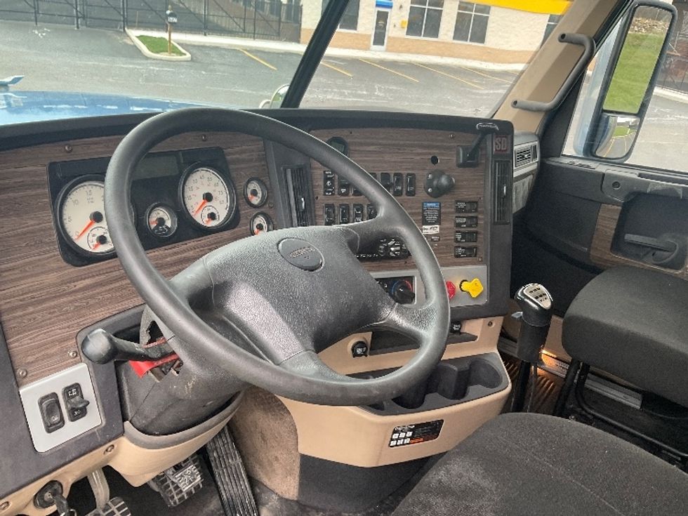 Sleeper Tractor-Heavy Duty Tractors-Freightliner-2020-D12264SD-Akron-OH-248,563\n\t\tmiles-$ 79,500 - Image 11