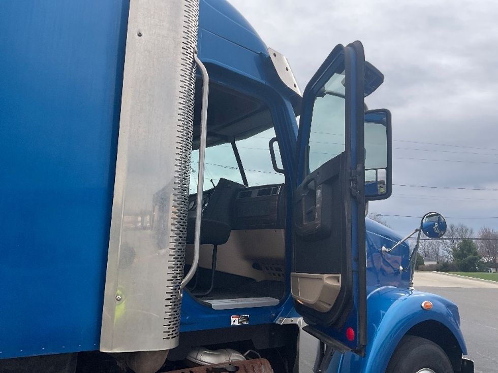 Sleeper Tractor-Heavy Duty Tractors-Freightliner-2020-D12264SD-Akron-OH-248,563\n\t\tmiles-$ 79,500 - Image 13