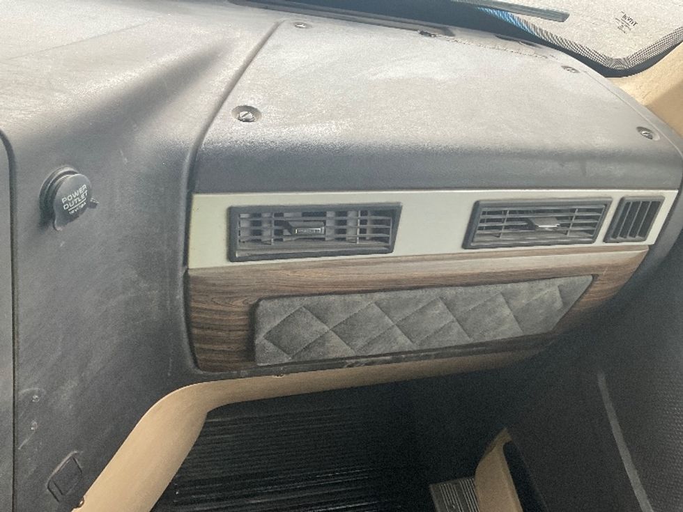 Sleeper Tractor-Heavy Duty Tractors-Freightliner-2020-D12264SD-Akron-OH-248,563\n\t\tmiles-$ 79,500 - Image 14