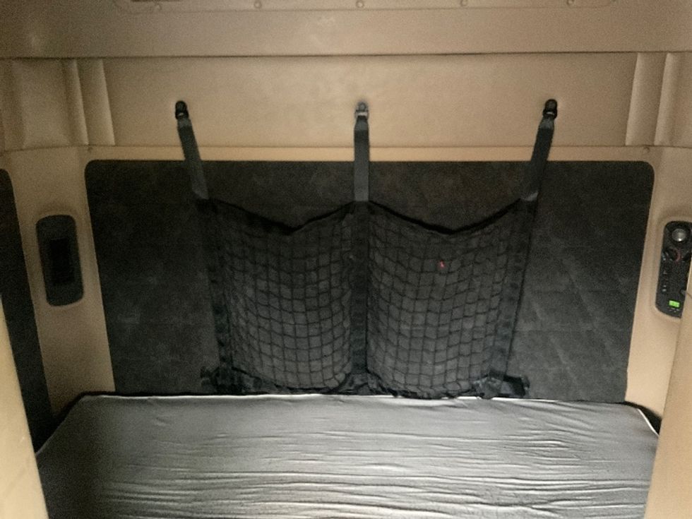 Sleeper Tractor-Heavy Duty Tractors-Freightliner-2020-D12264SD-Akron-OH-248,563\n\t\tmiles-$ 79,500 - Image 16