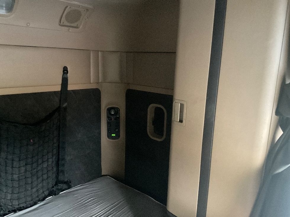 Sleeper Tractor-Heavy Duty Tractors-Freightliner-2020-D12264SD-Akron-OH-248,563\n\t\tmiles-$ 79,500 - Image 17