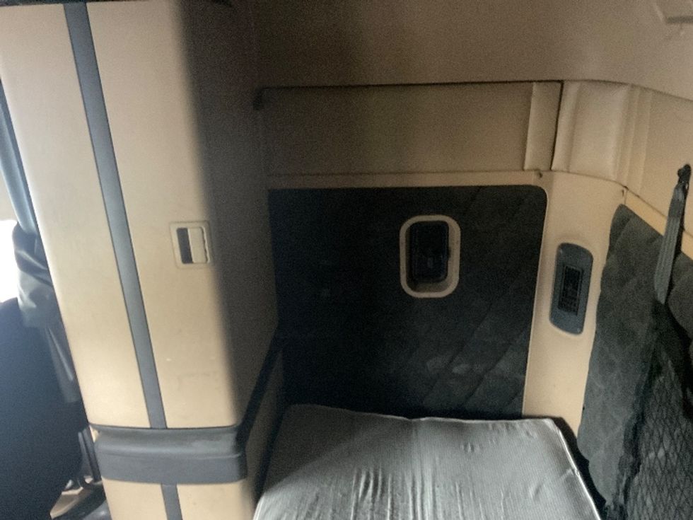 Sleeper Tractor-Heavy Duty Tractors-Freightliner-2020-D12264SD-Akron-OH-248,563\n\t\tmiles-$ 79,500 - Image 18