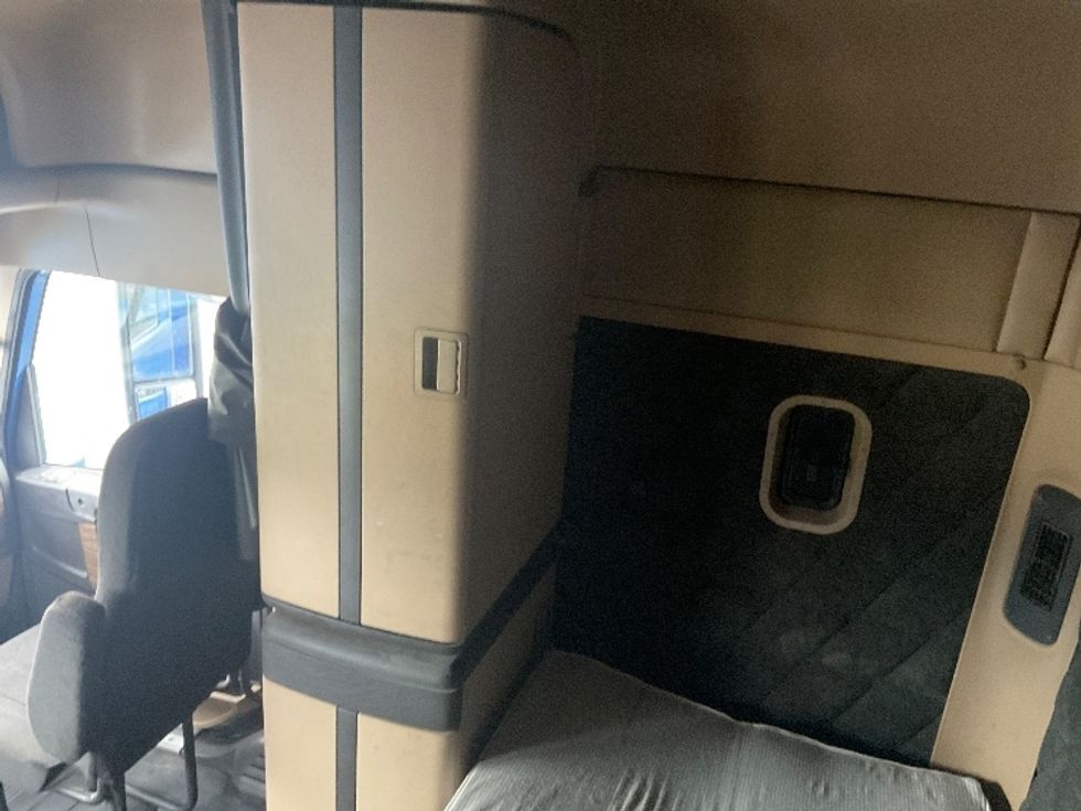 Sleeper Tractor-Heavy Duty Tractors-Freightliner-2020-D12264SD-Akron-OH-248,563\n\t\tmiles-$ 79,500 - Image 19